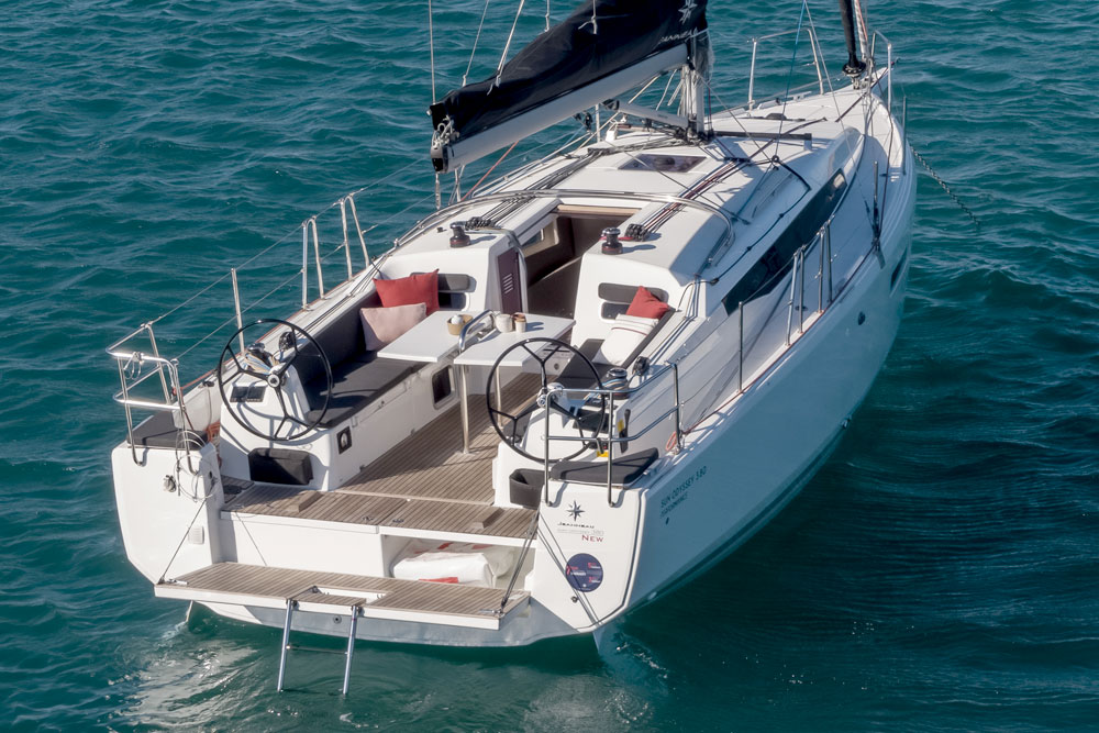 Twin helms and twin rudders improves visibility and makes the SO 380 easy to sail. 