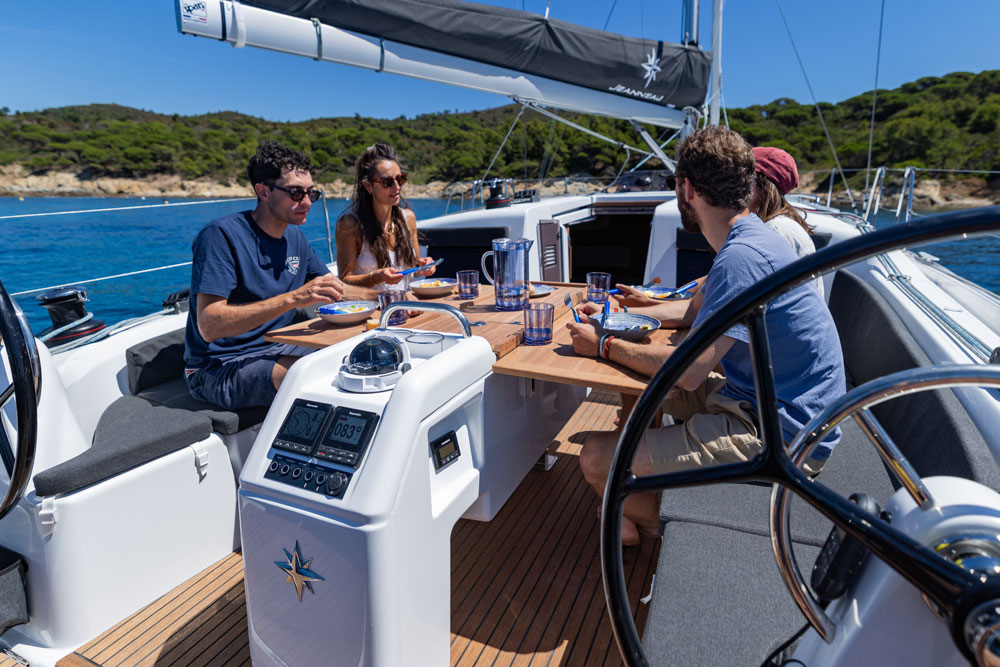 A comfortable and functional cockpit on the Jeanneau Sun Odyssey 415. 
