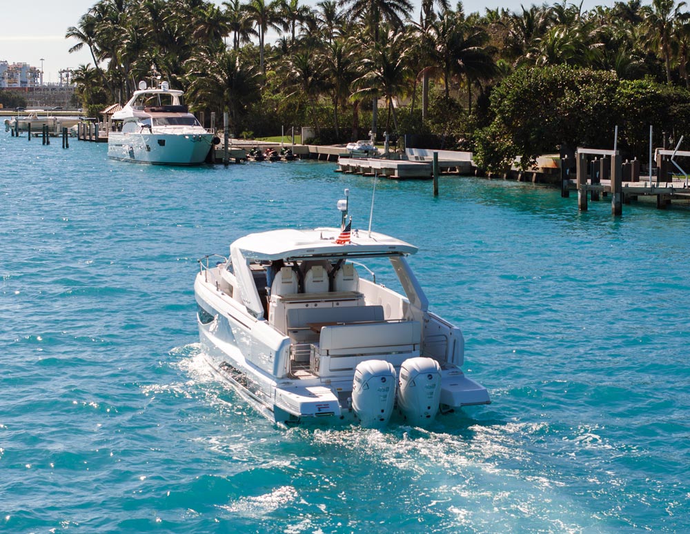 Powered by twin outboard engines with 2x450 HP, the Jeanneau DB37 promises impressive top speeds. 